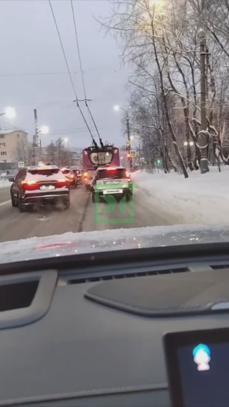 Северянин на электросамокате чуть не попал в аварию в центре Мурманска