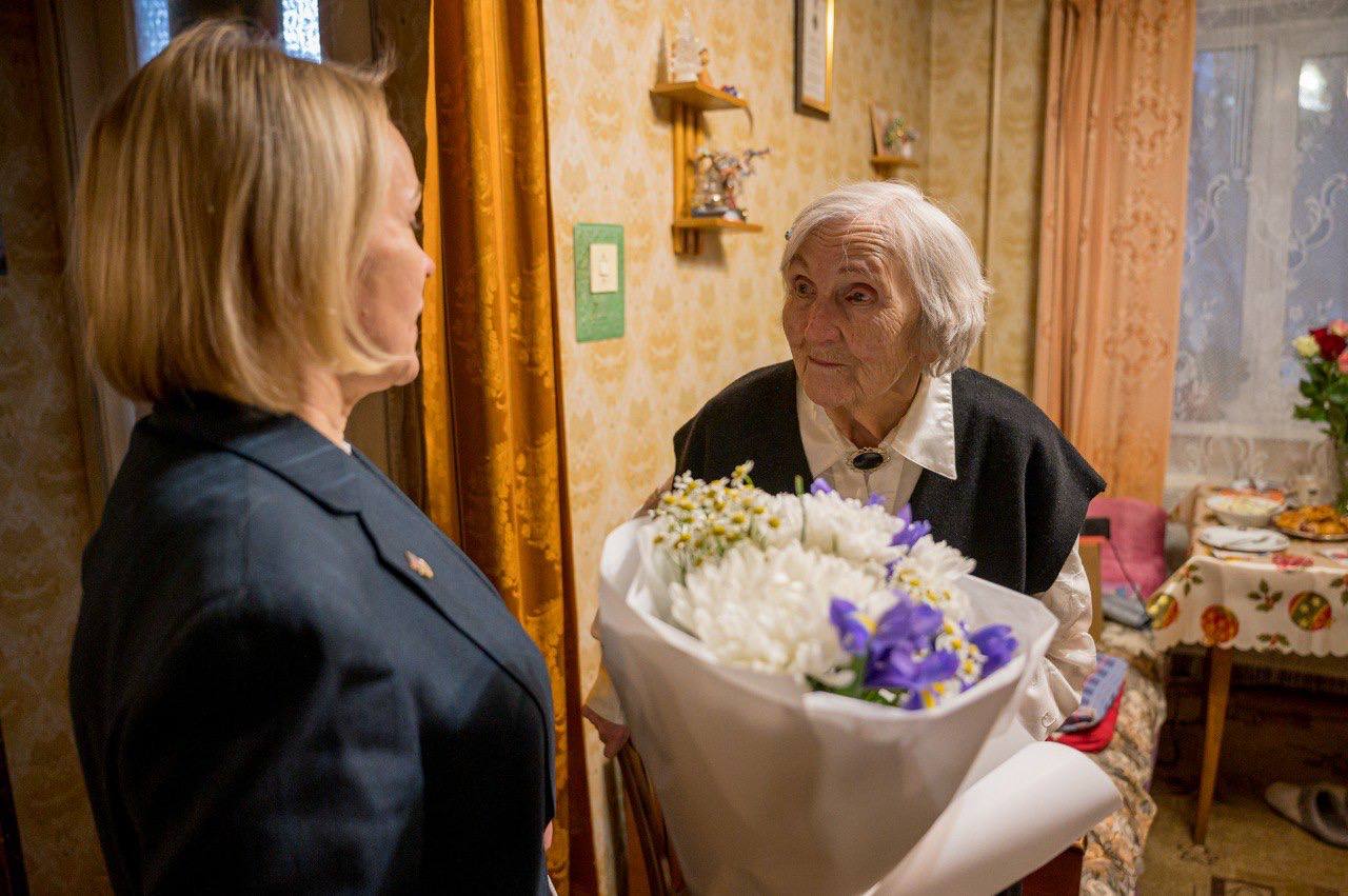 Блокаднице, ветерану Великой Отечественной войны, почетному гражданину города-героя Мурманска Антонине Ивановне Баранцевой – 102 года! Блокаднице, ветерану Великой Отечественной войны, почетному гражданину города-героя Мурманска Антонине Ивановне Баранцевой – 102 года!