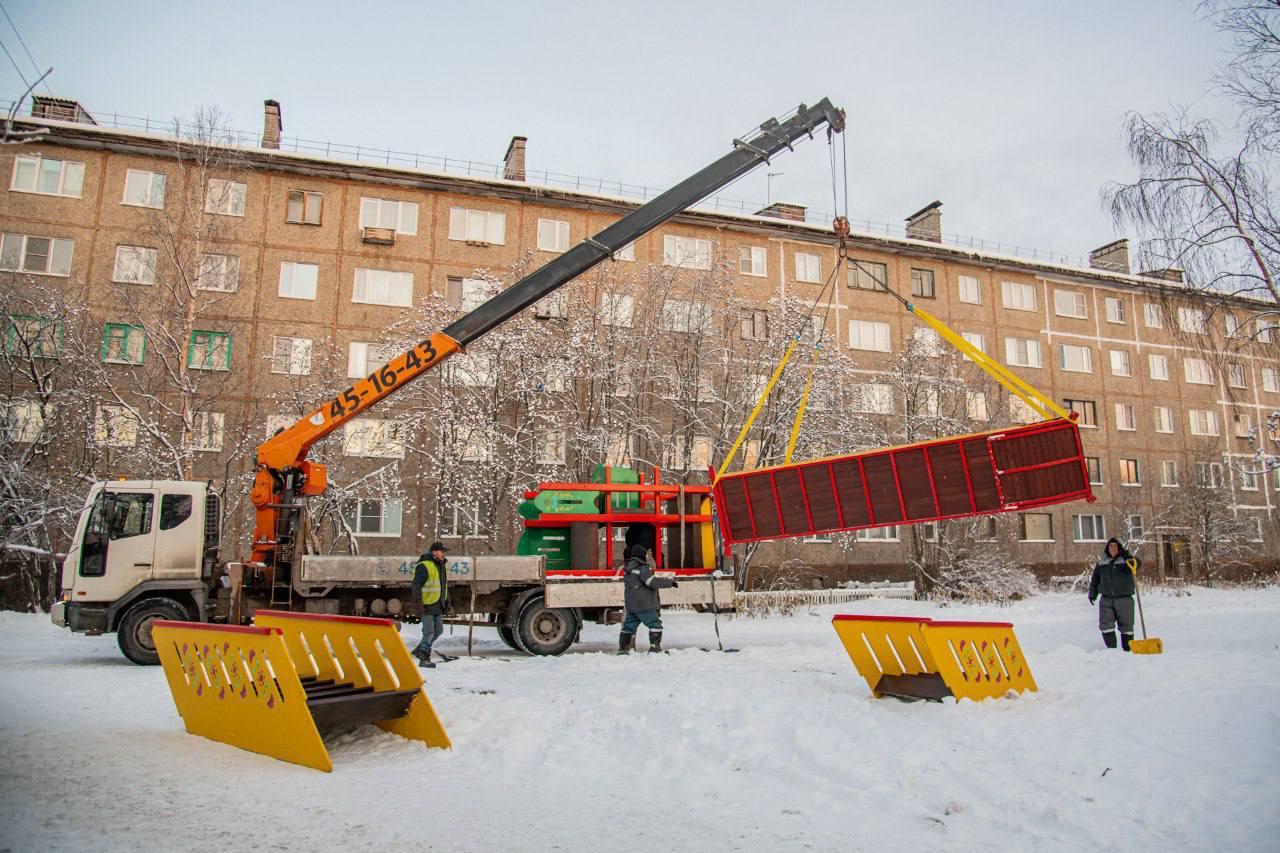 В Мурманске приступили к монтажу деревянных горок сразу в двух популярных местах: в сквере «Аллея поколений» на ул. Хлобыстова и в сквере на ул. Марата. Совсем скоро здесь появятся места, куда дети будут бежать после школы... В Мурманске приступили к монтажу деревянных горок сразу в двух популярных местах: в сквере «Аллея поколений» на ул. Хлобыстова и в сквере на ул. Марата. Совсем скоро здесь появятся места, куда дети будут бежать после школы...