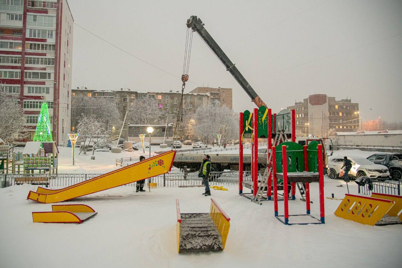 В Мурманске приступили к монтажу деревянных горок сразу в двух популярных местах: в сквере «Аллея поколений» на ул. Хлобыстова и в сквере на ул. Марата. Совсем скоро здесь появятся места, куда дети будут бежать после школы... В Мурманске приступили к монтажу деревянных горок сразу в двух популярных местах: в сквере «Аллея поколений» на ул. Хлобыстова и в сквере на ул. Марата. Совсем скоро здесь появятся места, куда дети будут бежать после школы...