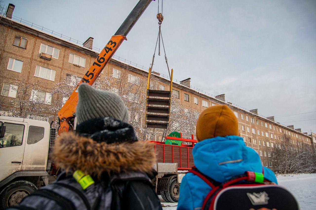 В Мурманске приступили к монтажу деревянных горок сразу в двух популярных местах: в сквере «Аллея поколений» на ул. Хлобыстова и в сквере на ул. Марата. Совсем скоро здесь появятся места, куда дети будут бежать после школы... В Мурманске приступили к монтажу деревянных горок сразу в двух популярных местах: в сквере «Аллея поколений» на ул. Хлобыстова и в сквере на ул. Марата. Совсем скоро здесь появятся места, куда дети будут бежать после школы...