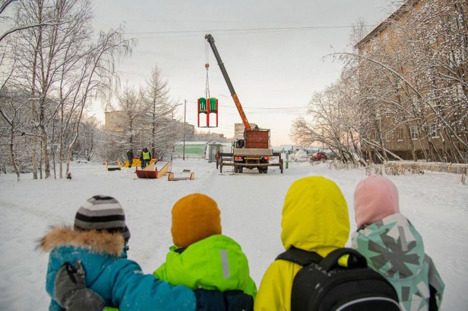 В Мурманске приступили к монтажу деревянных горок сразу в двух популярных местах: в сквере «Аллея поколений» на ул. Хлобыстова и в сквере на ул. Марата. Совсем скоро здесь появятся места, куда дети будут бежать после школы...
