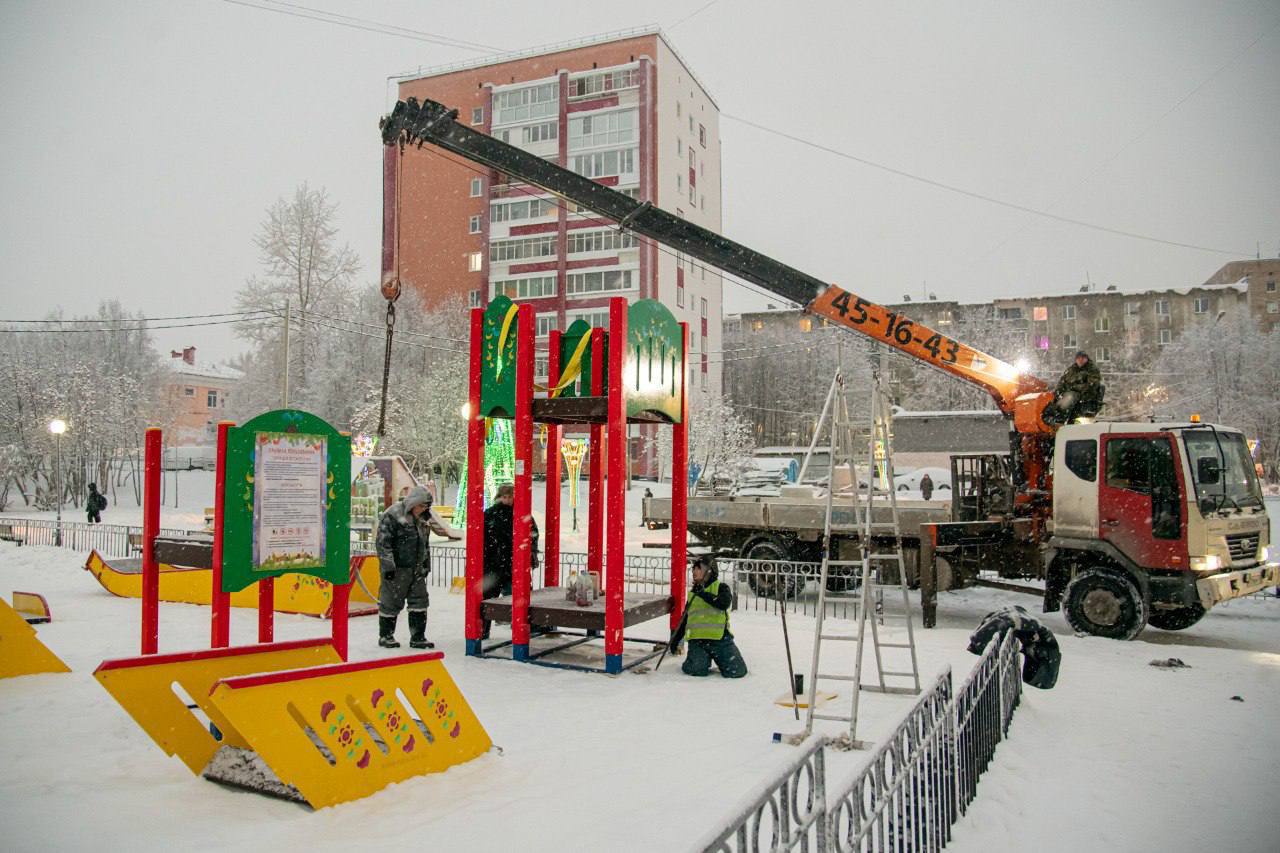 В Мурманске приступили к монтажу деревянных горок сразу в двух популярных местах: в сквере «Аллея поколений» на ул. Хлобыстова и в сквере на ул. Марата. Совсем скоро здесь появятся места, куда дети будут бежать после школы... В Мурманске приступили к монтажу деревянных горок сразу в двух популярных местах: в сквере «Аллея поколений» на ул. Хлобыстова и в сквере на ул. Марата. Совсем скоро здесь появятся места, куда дети будут бежать после школы...