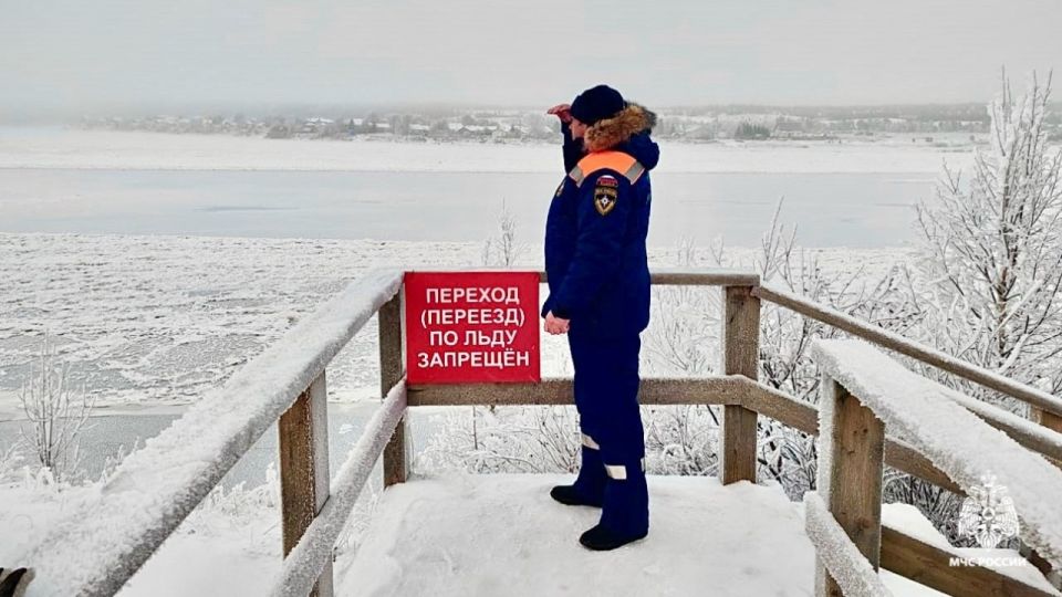 В Мурманской области ввели запрет на выход людей и выезд техники на лед водоемов