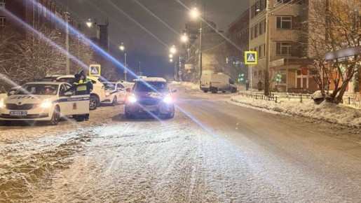 Попавшего под колеса "Мазды" мурманчанина госпитализировали