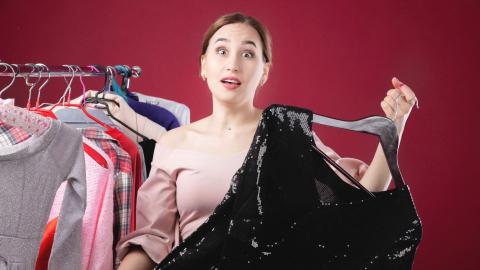 Без стакана не обойтись: как защитить одежду в шкафу от запаха затхлости и нафталина