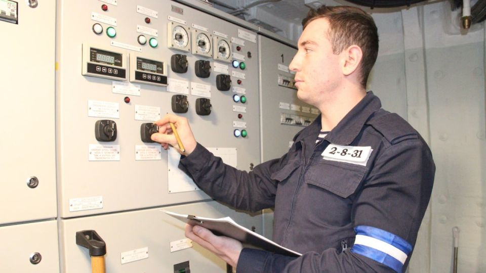 За пеленой таинственности. Верные своим традициям боевые пловцы проходят подготовку, выстроенную с учетом опыта ветеранов спецоперации Понятие "отряд специального назначения" окружено ореолом загадочности и романтики, а...