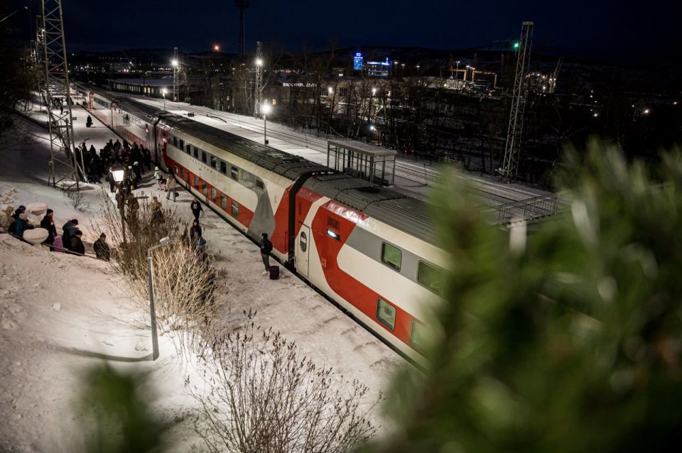178 школьников города-героя сегодня оставили позади суровую северную зиму и отправились в оздоровительный лагерь на побережье Черного моря