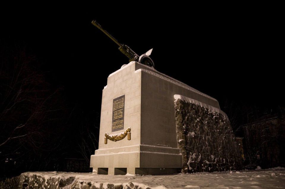 Памятник героической батарее украсили подсветкой