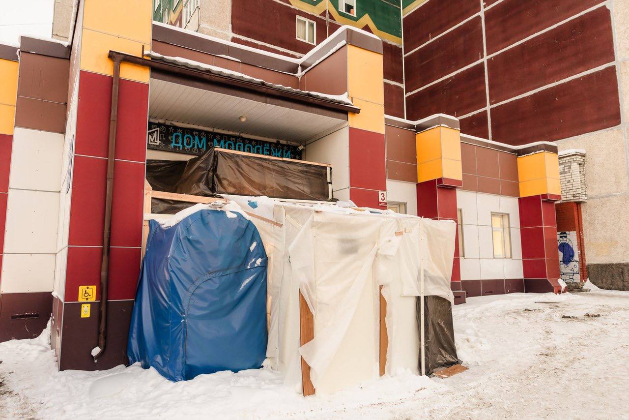 «Дом молодежи» работает с 2014 года и стал ключевой площадкой для творчества северной молодежи: здесь действуют более 20 объединений и проходят концерты, квизы, квесты, мастер-классы, K-pop-вечеринки, выступления стендаперов «Дом молодежи» работает с 2014 года и стал ключевой площадкой для творчества северной молодежи: здесь действуют более 20 объединений и проходят концерты, квизы, квесты, мастер-классы, K-pop-вечеринки, выступления стендаперов