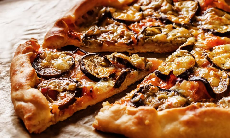 Пицца с баклажанами и сыром: вегетарианская радость для ваших вечеринок