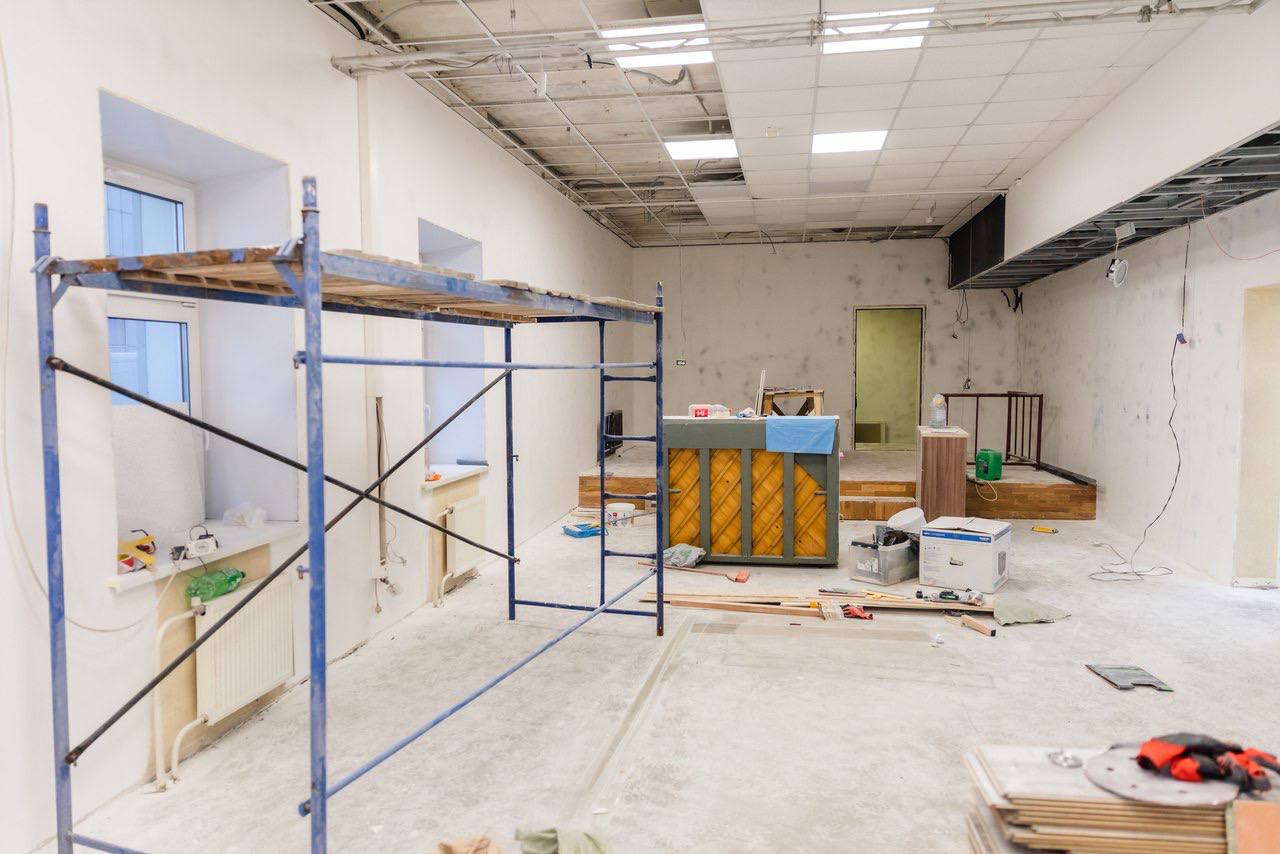 «Дом молодежи» работает с 2014 года и стал ключевой площадкой для творчества северной молодежи: здесь действуют более 20 объединений и проходят концерты, квизы, квесты, мастер-классы, K-pop-вечеринки, выступления стендаперов «Дом молодежи» работает с 2014 года и стал ключевой площадкой для творчества северной молодежи: здесь действуют более 20 объединений и проходят концерты, квизы, квесты, мастер-классы, K-pop-вечеринки, выступления стендаперов