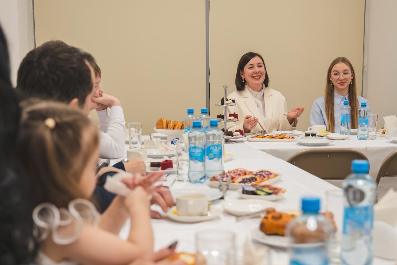 Огромное вам спасибо за ваше служение: Андрей Чибис накануне Дня матери встретился с многодетными семьями участников СВО Огромное вам спасибо за ваше служение: Андрей Чибис накануне Дня матери встретился с многодетными семьями участников СВО