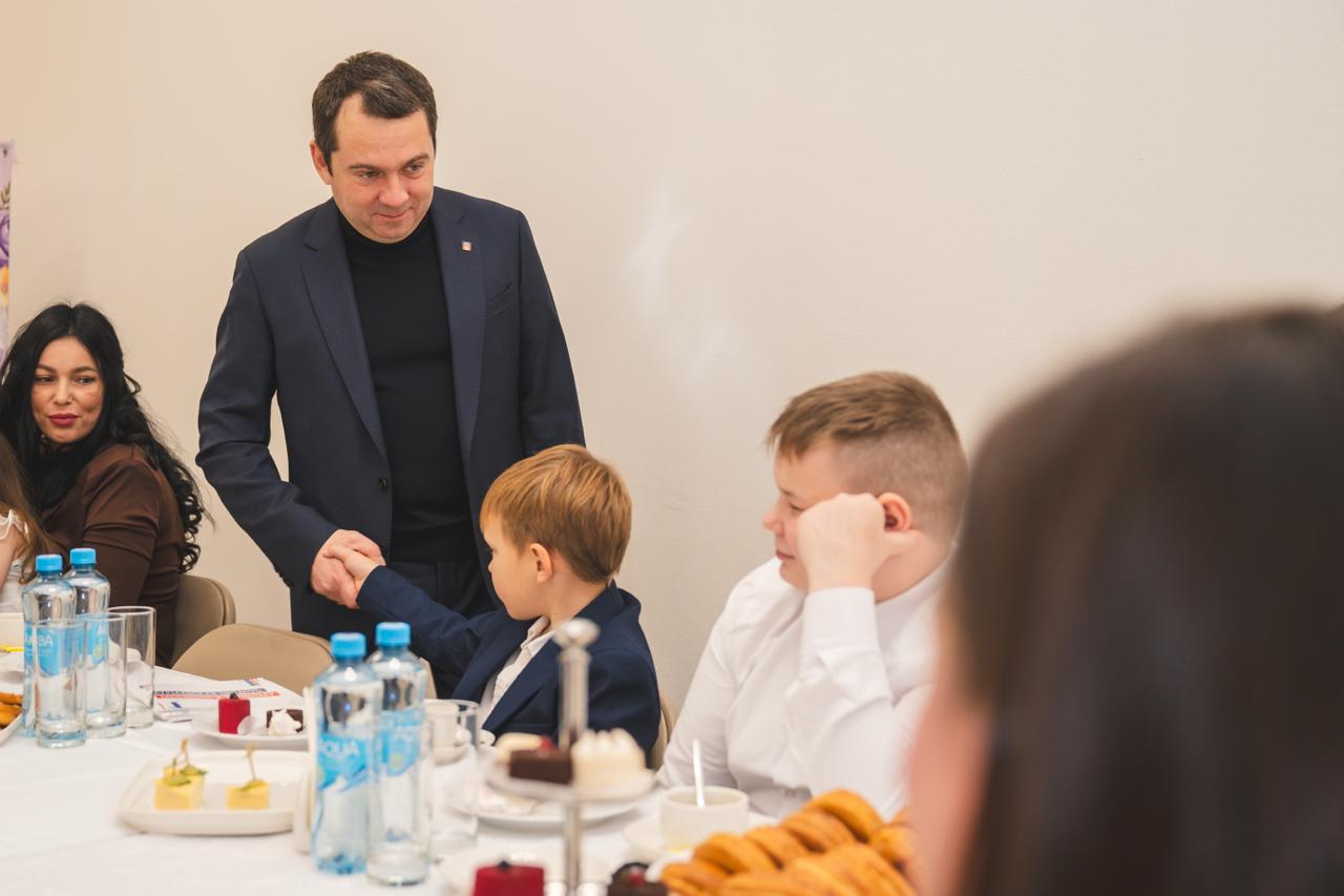 Огромное вам спасибо за ваше служение: Андрей Чибис накануне Дня матери встретился с многодетными семьями участников СВО Огромное вам спасибо за ваше служение: Андрей Чибис накануне Дня матери встретился с многодетными семьями участников СВО