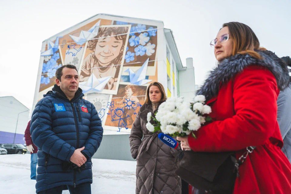 Северяне возложили цветы к муралу в честь маленького героя Толи Минашкина