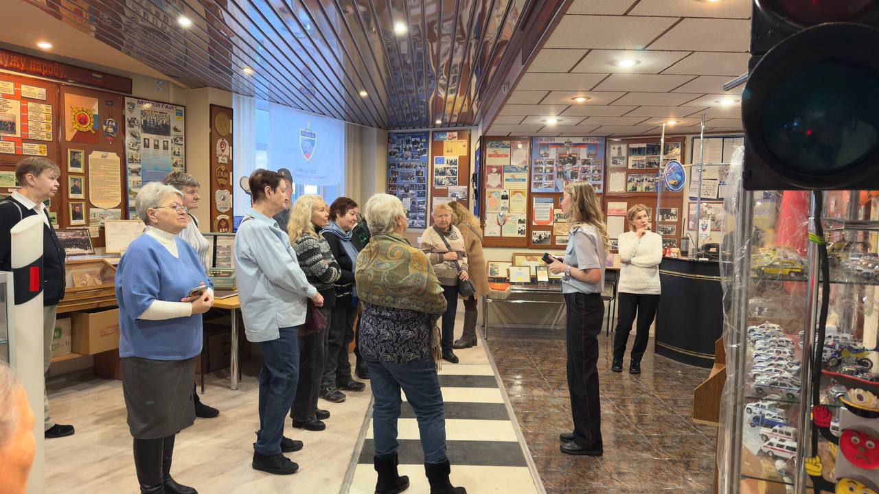 Музей ГАИ-ГИБДД как центр профилактики дорожного движения принял в своих стенах участников программы « Городской клуб старшего поколения» Музей ГАИ-ГИБДД как центр профилактики дорожного движения принял в своих стенах участников программы « Городской клуб старшего поколения»