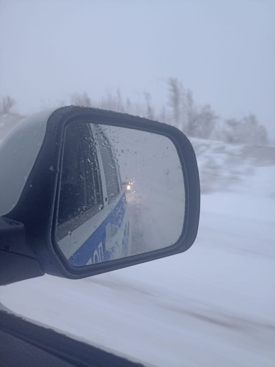 В связи с ухудшением погодных условий (усилении ветра и осадков в виде мокрого снега) Госавтоинспекция напоминает водителям о внимательности на дорогах и строгом соблюдении Правил дорожного движения.