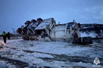На трассе "Кола" ликвидируют последствия ДТП с бензовозом