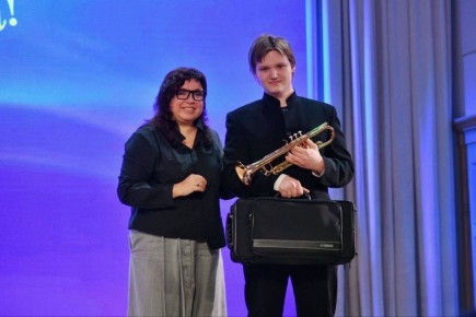 Фонд Кобзона подарил трубу студенту из Мурманской области