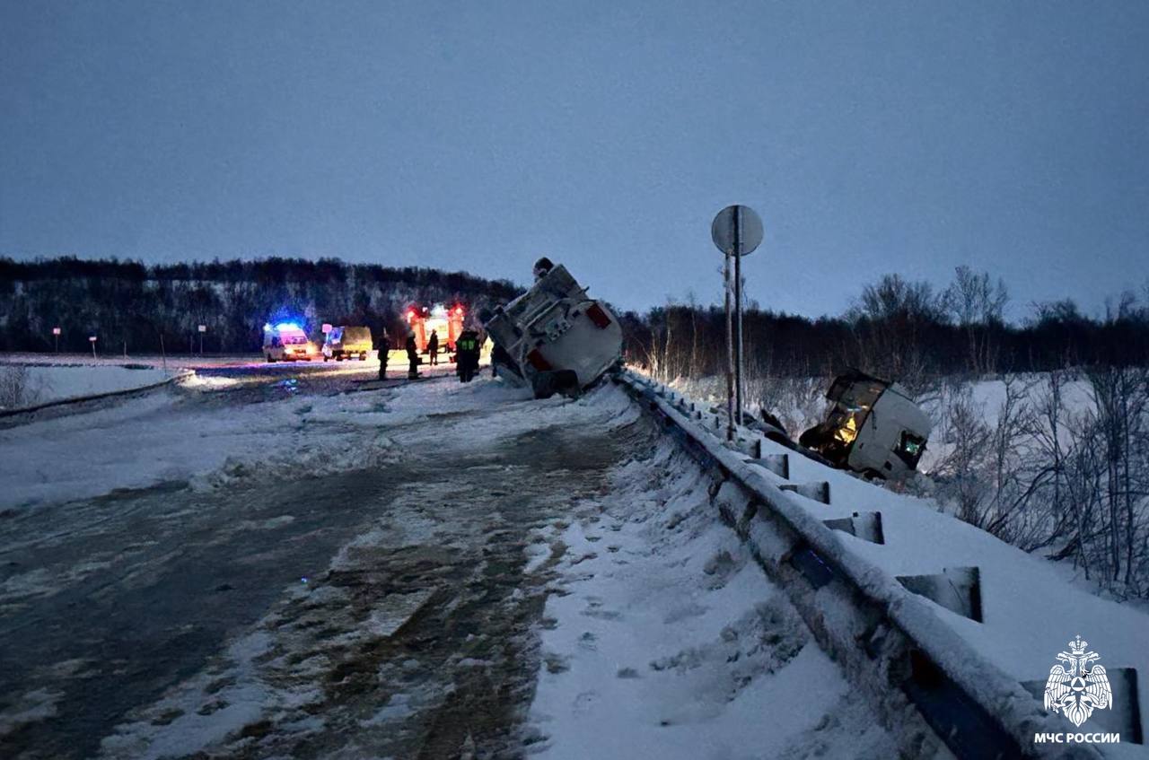 В Мурманской области ликвидируют последствия ДТП В Мурманской области ликвидируют последствия ДТП