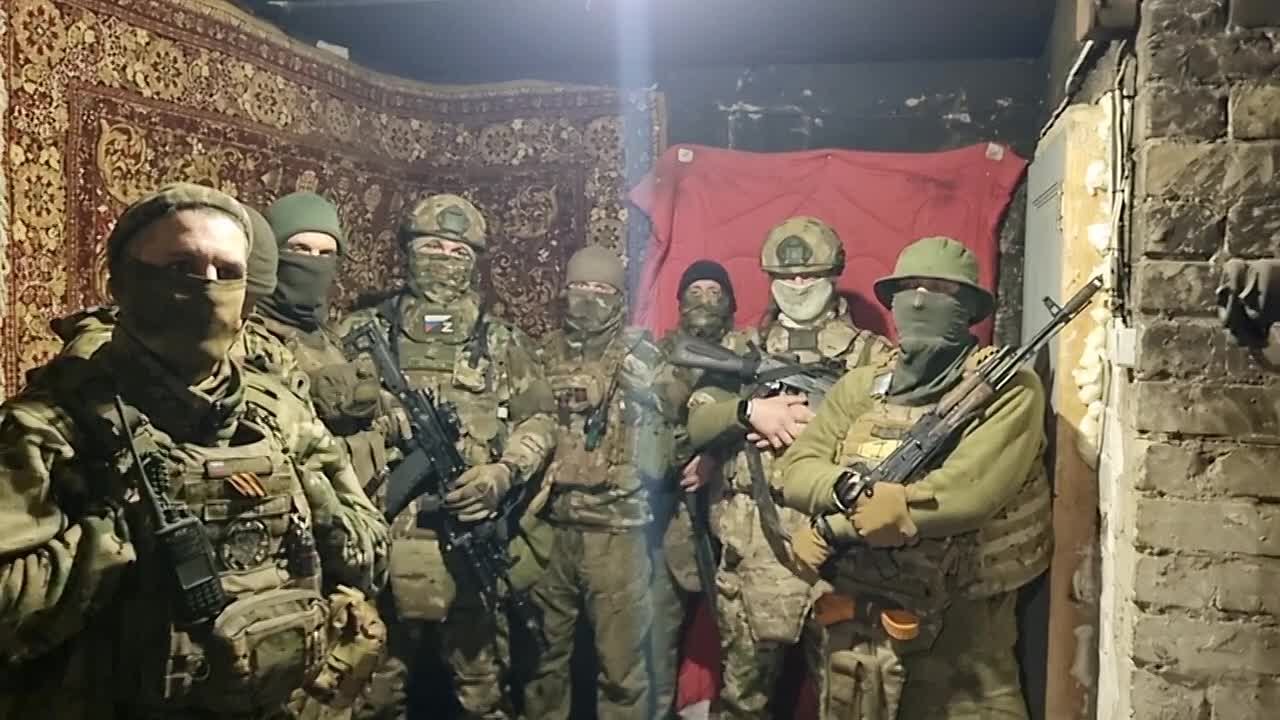 Военнослужащие из Мурманской области, находящиеся на передовой, обратились с трогательным поздравлением ко всем северянкам в День матери