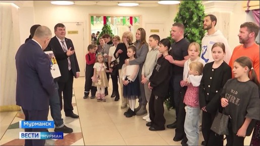 Для семей участников СВО в честь Дня матери организовали посещение кукольного спектакля в Мурманске