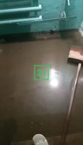 В Росляково жители страдают из-за затопленного подъезда