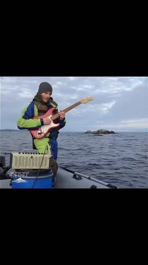 Доброе утро, Заполярье!. Под звуки гитары на фоне сурового северного моря из воды эффектно выныривает кит