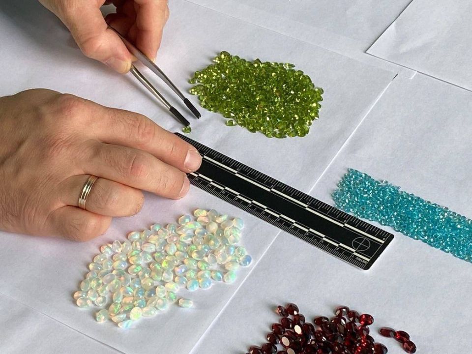 Шестнадцать посылок из Индии с незадекларированными драгоценными камнями задержали сотрудники Южной оперативной и Центральной почтовой таможен