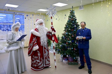Прокурор города Североморска Денис Карасев принял участие в открытии благотворительной предновогодней акции «Снегирьки», инициированной Советом Депутатов муниципалитета