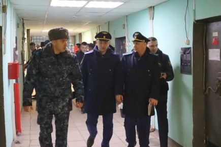 Прокурор области Сергей Паволин совместно с председателем Общественной наблюдательной комиссии Павлом Пироговым и членами комиссии посетил следственный изолятор №1 (г. Мурманск). В сопровождении начальника УФСИН по...