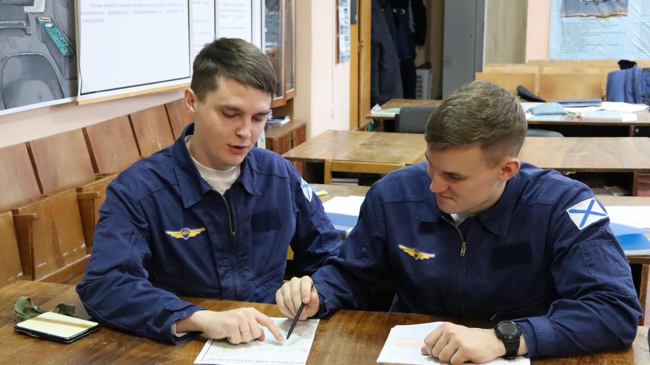 Сохраняя чувство полета. Влюбленные в небо авиаторы рады оказаться в родной стихии на любом воздушном судне Какие мысли у вас возникают, когда наблюдаете вертолет в небе? Кто-то думает о его необычной конструкции или полете... Сохраняя чувство полета. Влюбленные в небо авиаторы рады оказаться в родной стихии на любом воздушном судне Какие мысли у вас возникают, когда наблюдаете вертолет в небе? Кто-то думает о его необычной конструкции или полете...