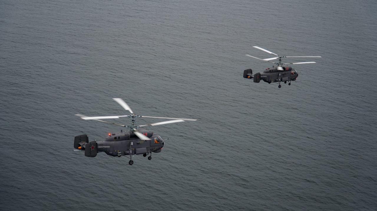 Сохраняя чувство полета. Влюбленные в небо авиаторы рады оказаться в родной стихии на любом воздушном судне Какие мысли у вас возникают, когда наблюдаете вертолет в небе? Кто-то думает о его необычной конструкции или полете...