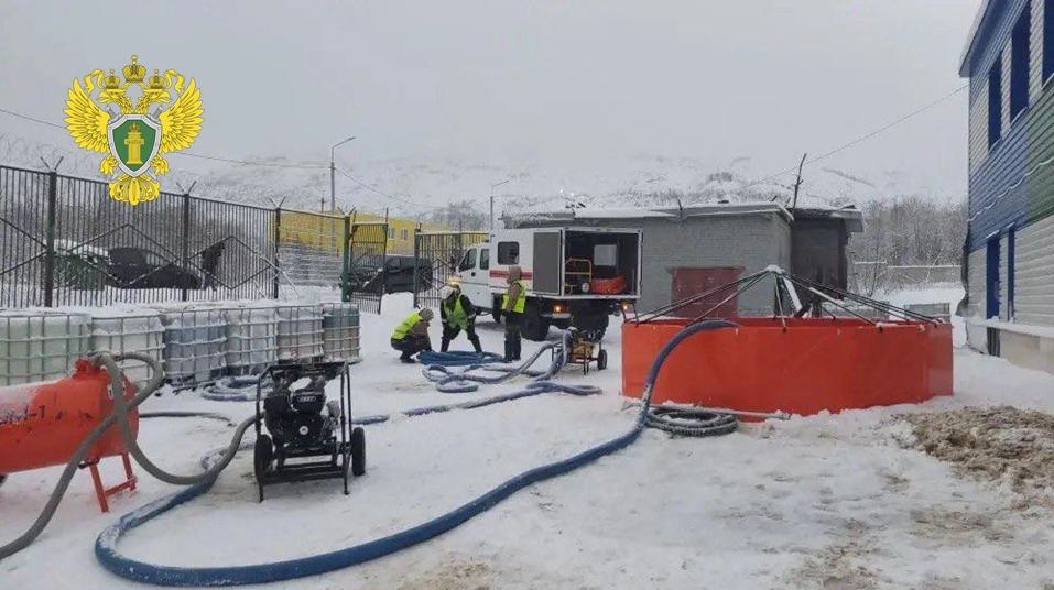 По поручению прокурора Мурманской области Сергея Паволина организована проверка по факту произошедшей 2 декабря 2025 года утечки нефтепродуктов на 23-м километре Апатитового шоссе города Кировска По поручению прокурора Мурманской области Сергея Паволина организована проверка по факту произошедшей 2 декабря 2025 года утечки нефтепродуктов на 23-м километре Апатитового шоссе города Кировска