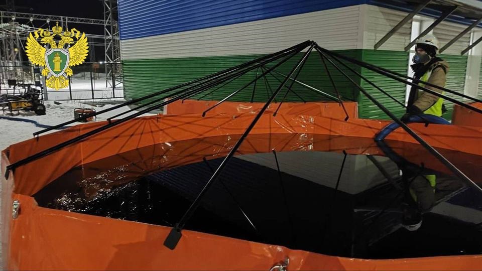 По поручению прокурора Мурманской области Сергея Паволина организована проверка по факту произошедшей 2 декабря 2025 года утечки нефтепродуктов на 23-м километре Апатитового шоссе города Кировска По поручению прокурора Мурманской области Сергея Паволина организована проверка по факту произошедшей 2 декабря 2025 года утечки нефтепродуктов на 23-м километре Апатитового шоссе города Кировска