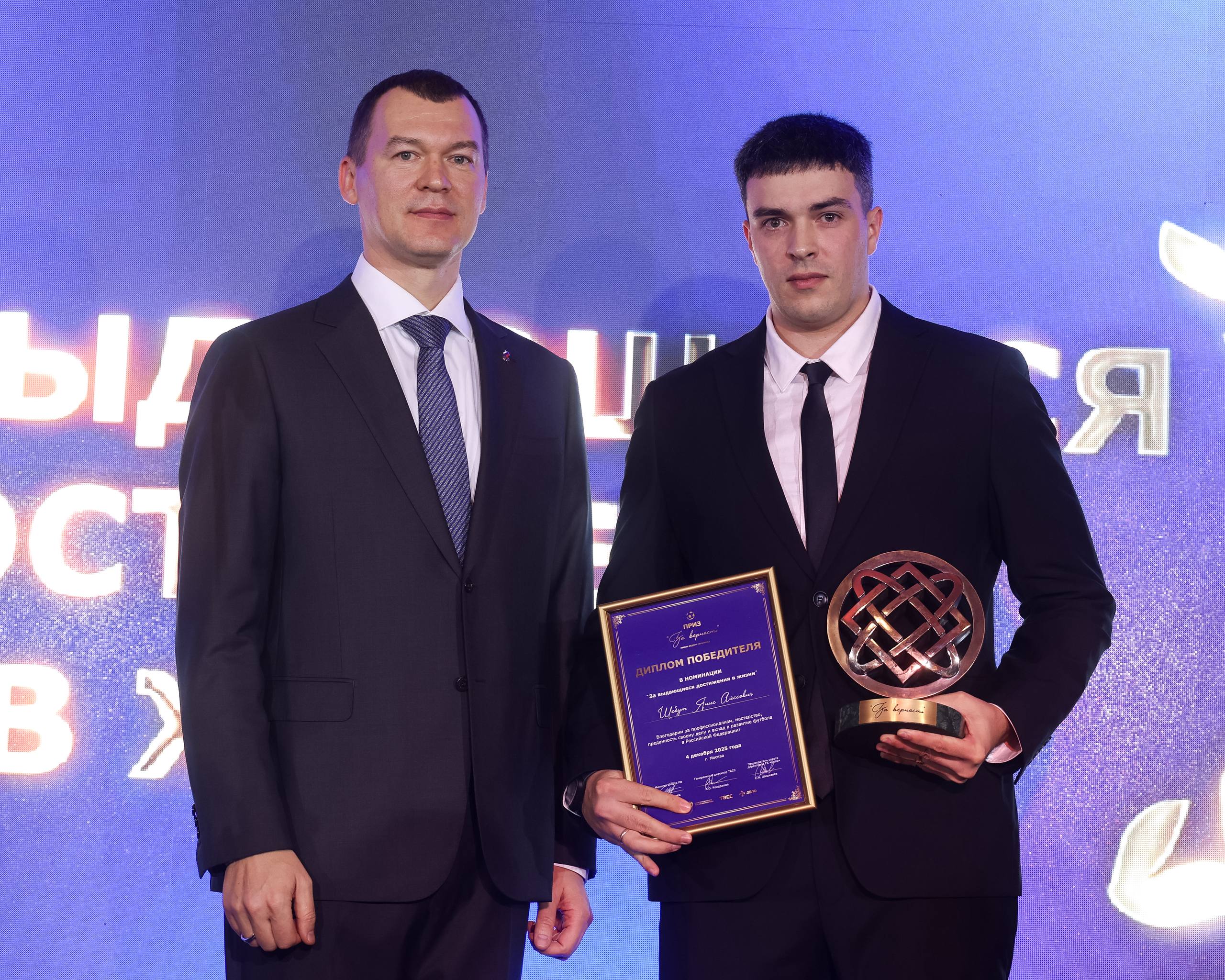 Михаил Дегтярёв: С большим удовольствием лично вручил приза «За Верность» имени Федора Черенкова победителю в номинации «За выдающиеся достижения в жизни» Янису Шебуту - пожарному из села Ловозеро Мурманской области, который...