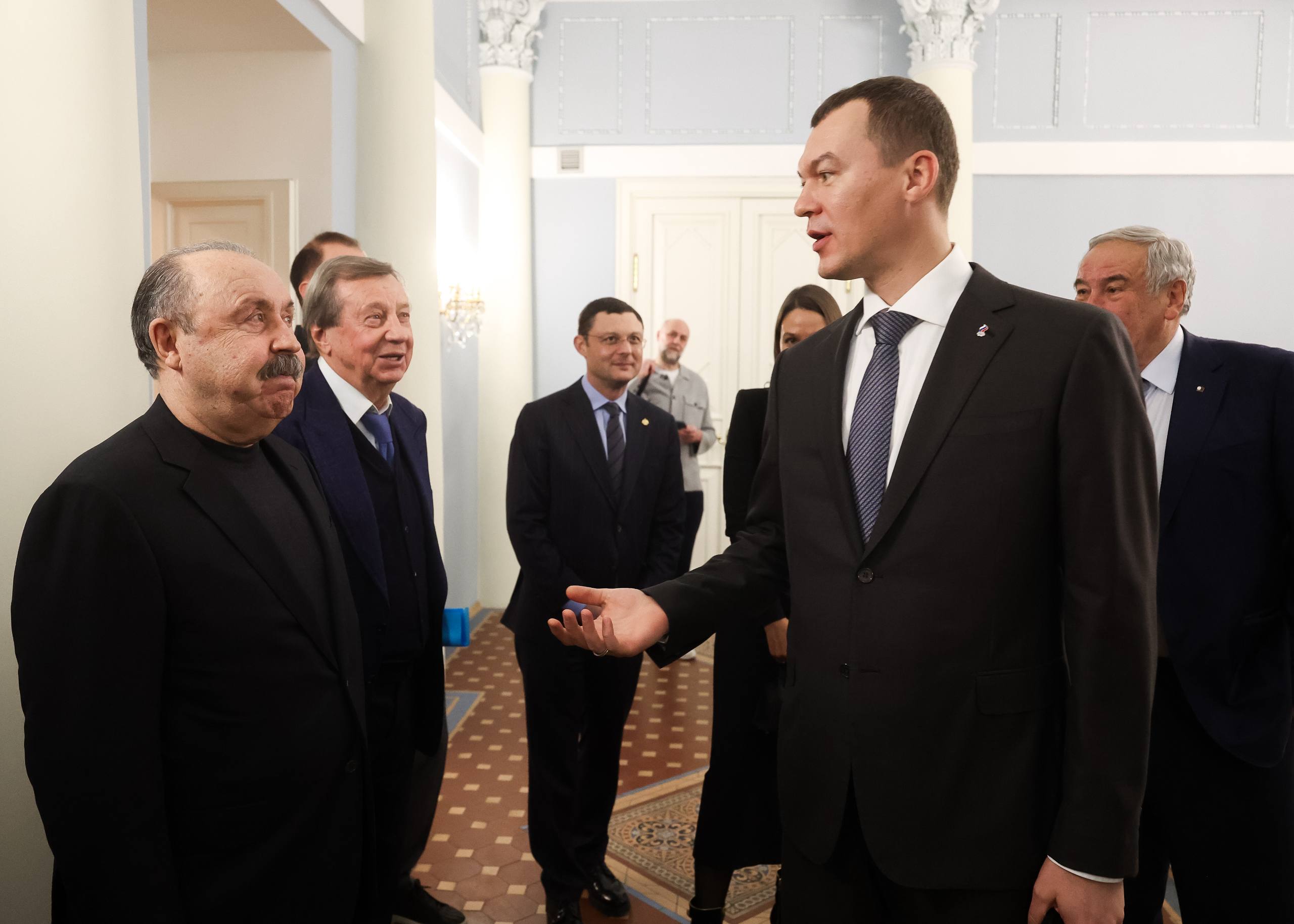 Михаил Дегтярёв: С большим удовольствием лично вручил приза «За Верность» имени Федора Черенкова победителю в номинации «За выдающиеся достижения в жизни» Янису Шебуту - пожарному из села Ловозеро Мурманской области, который... Михаил Дегтярёв: С большим удовольствием лично вручил приза «За Верность» имени Федора Черенкова победителю в номинации «За выдающиеся достижения в жизни» Янису Шебуту - пожарному из села Ловозеро Мурманской области, который...