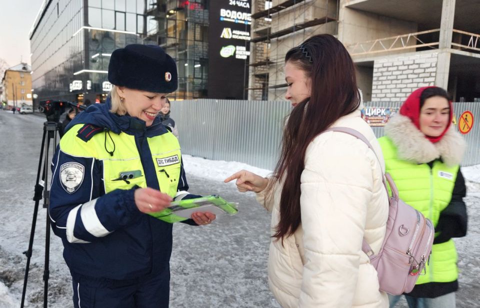 На широте Мурманска наступила "полярная ночь", что значительно влияет на повседневную жизнь пешеходов и водителей
