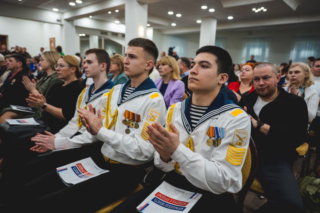 Андрей Чибис: «Ни один народ в мире просто не в состоянии так искренне, от души, всем миром помогать своим» - в Мурманске прошел региональный форум ветеранов специальной военной операции и волонтеров «Север помогает» Андрей Чибис: «Ни один народ в мире просто не в состоянии так искренне, от души, всем миром помогать своим» - в Мурманске прошел региональный форум ветеранов специальной военной операции и волонтеров «Север помогает»