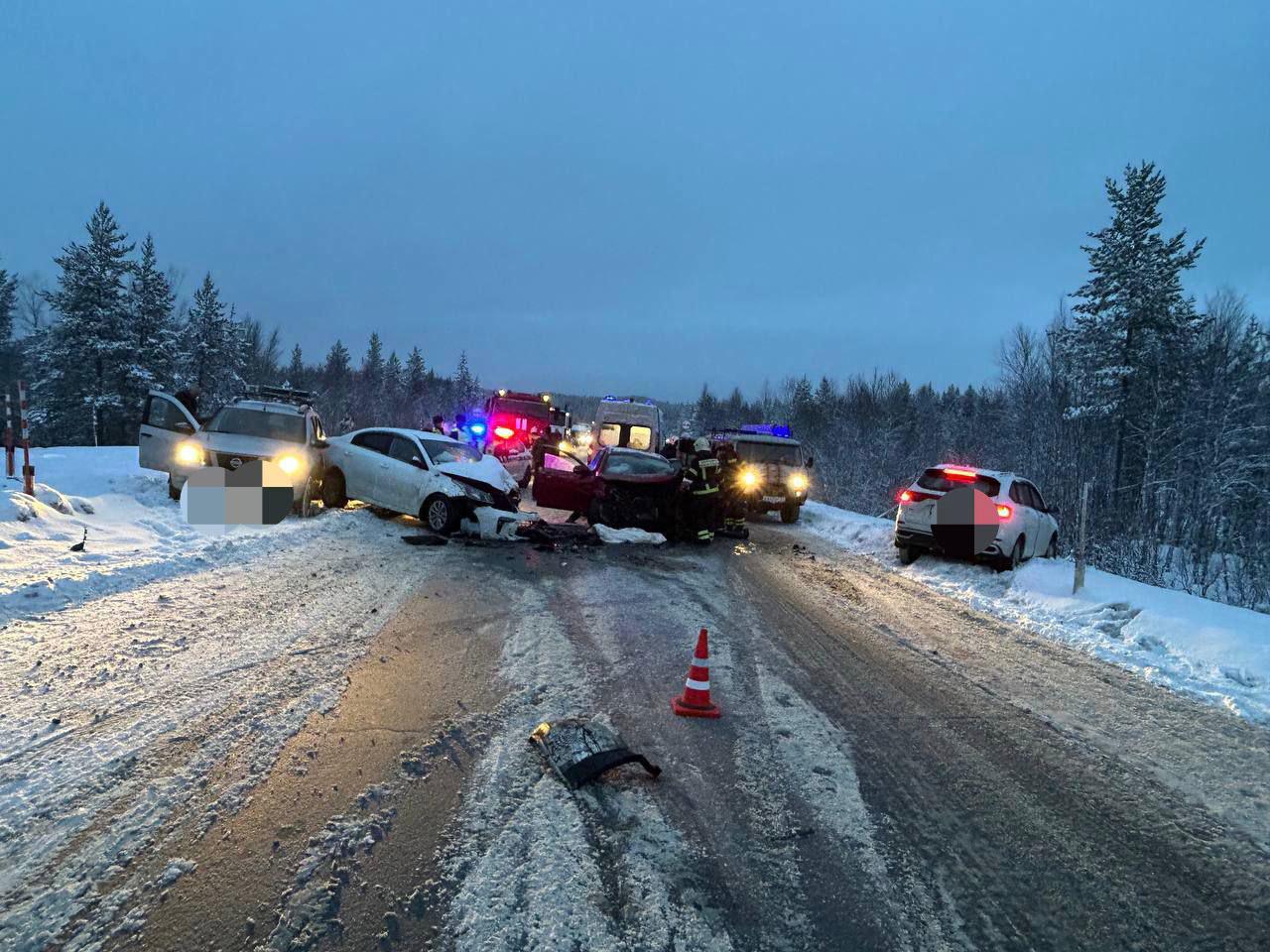 Два человека пострадали в массовой аварии в районе поселка Шонгуй