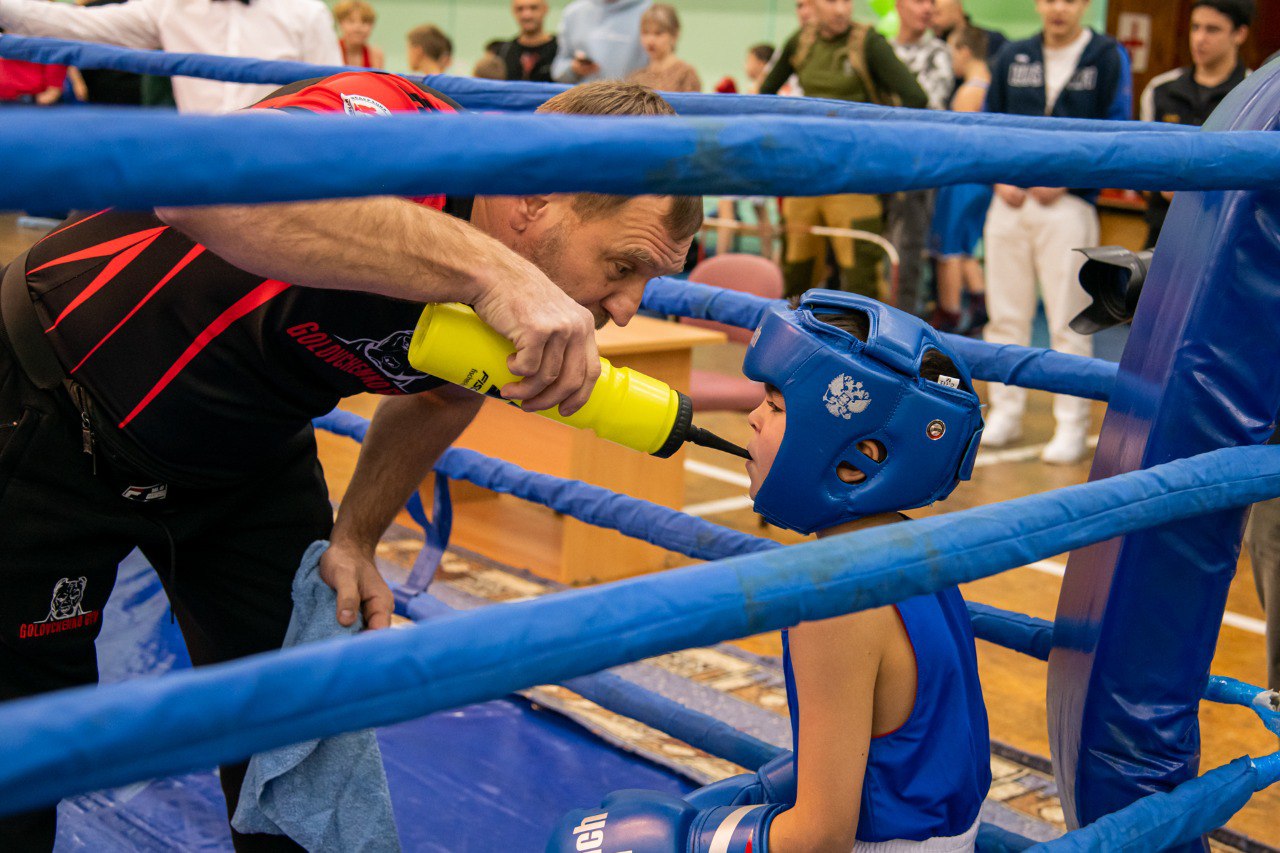 XXVI юношеский турнир города Мурманска по боксу на призы почетного председателя Федерации бокса Мурманской области, почетного гражданина города-героя Мурманска В. И. Горячкина стартовал сегодня во дворце спорта Центрального... XXVI юношеский турнир города Мурманска по боксу на призы почетного председателя Федерации бокса Мурманской области, почетного гражданина города-героя Мурманска В. И. Горячкина стартовал сегодня во дворце спорта Центрального...