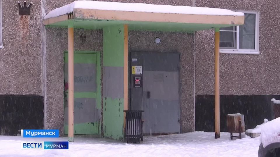 54 ступеньки вместо лифта: инвалид-колясочник из Мурманска месяц не может попасть домой без помощи