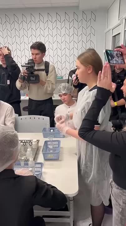 Большая радость, что у юных жителей региона появляются такие достойные условия для учебы: Андрей Чибис оценил обновленную школу №5 в Мончегорске