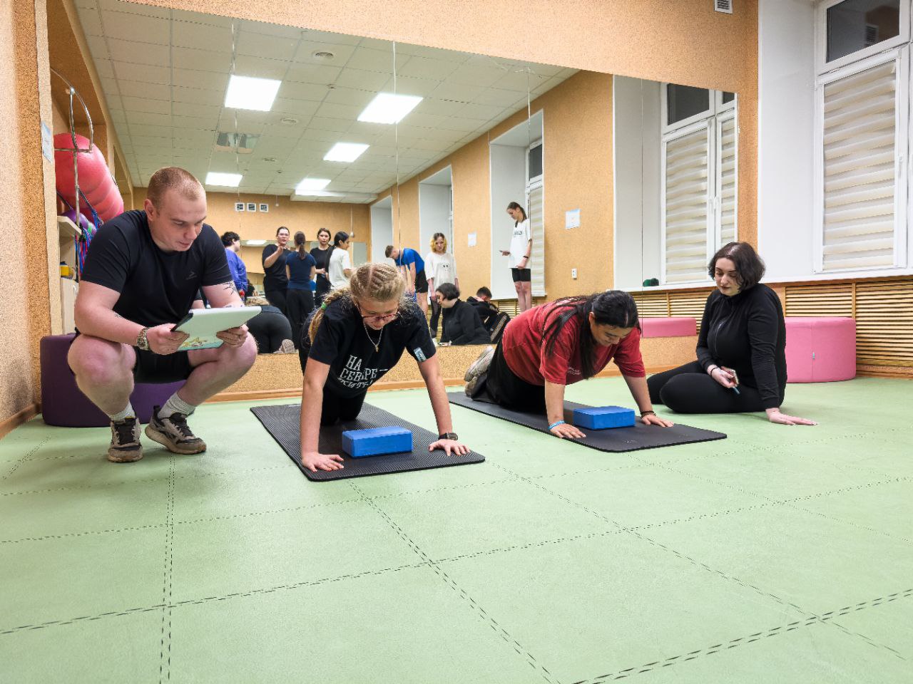 Спортивная энергия и командный дух: в Молодежном спортивном центре «Молодежь51» в рамках XXV городского конкурса «Студент года» прошло испытание «Тропа силы»