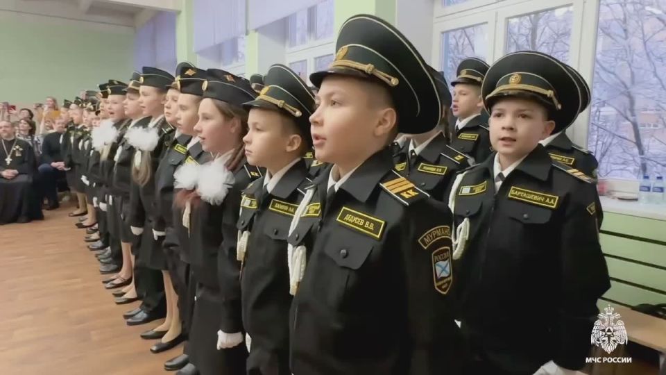 Клятва чести. Сегодня в Кадетской школе Мурманска состоялось торжественное «Посвящение в кадеты»! Новобранцы приняли присягу, поклявшись соблюдать Кодекс кадетской чести и быть верными гражданами России «Кадеты выбирают...