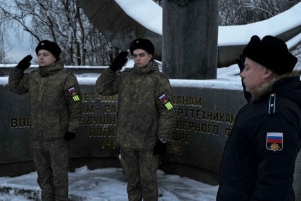 Военнослужащие Северного флота почтили память героев-авиаторов в Сафоново