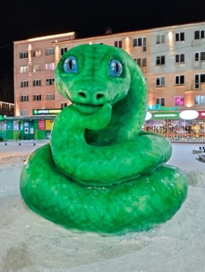 Доброе утро, Заполярье!. В Мончегорске начали создавать снежную скульптуру символа 2026 года – на главной площади скоро появится лошадь