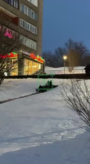 В Мурманске туристы из Китая и Индии выбрали необычное зимнее развлечение – катание с горки в центре города, рядом с филармонией