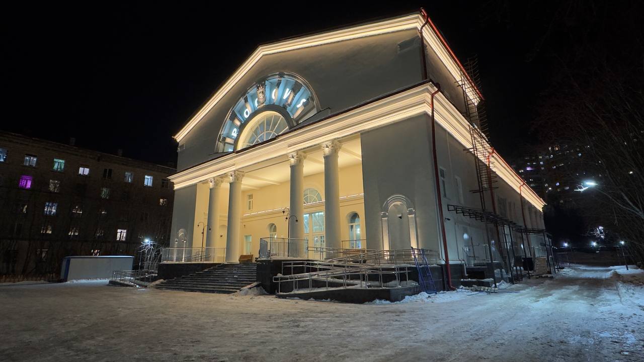 Реновация ЗАТО: В Североморске в Центре досуга молодёжи завершается капитальный ремонт крыши и фасада