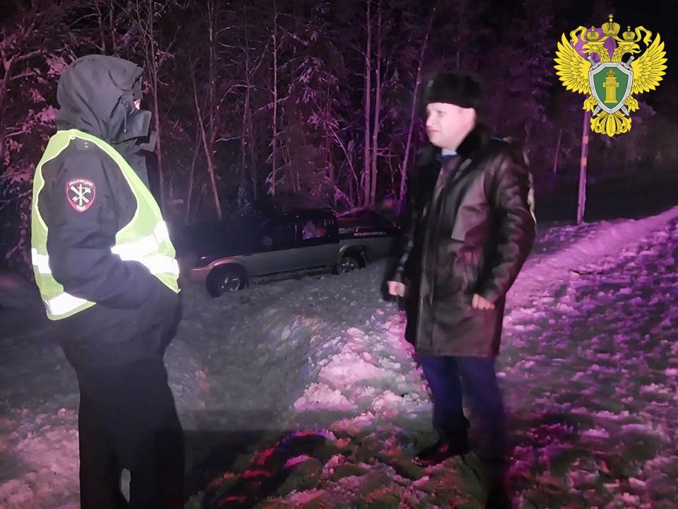 Сегодня около 14:30 на федеральной автотрассе Р-21 «Кола», в 20 км от города Кандалакши в сторону Мурманска, в результате лобового столкновения автомобилей Mitsubishi L200 и большегруза погибла пассажирка легкового автомобиля